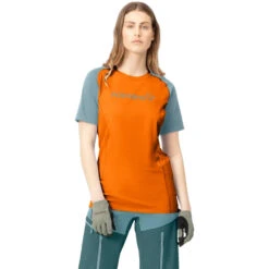 Norrona Camiseta Mujer - Fjørå Equaliser Lightweight - Orange Popsicle/Tourmaline