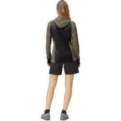 Norrona Jersey Polar Mujer - Senja Warm1 Hood - Olive Night 9 Norrona Jersey Polar Mujer - Senja Warm1 Hood - Olive Night -Norrona norrona senja warm1 hood women olive night model 2 1399999