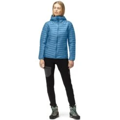 Norrona Plumífero Chaqueta Mujer - Trollveggen Superlight Down850 Hood - Hawaiian Surf 8 Norrona Plumífero Chaqueta Mujer - Trollveggen Superlight Down850 Hood - Hawaiian Surf -Norrona norrona trollveggen superlight down850 hood jacket women hawaiian surf 3 1258413